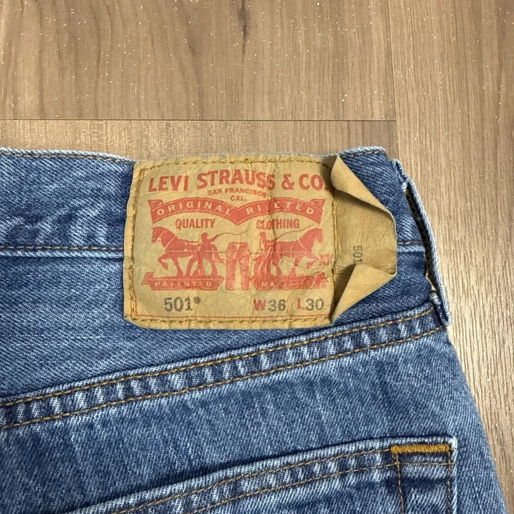 Levi Strauss 501 Jeans Mens 36x30 Button Fly Dark‎ Wash Denim